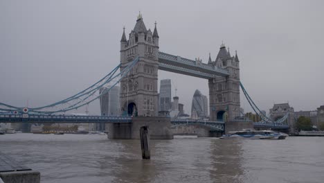 Wide-shot-of-Tower-Bridge-in-London-on-a-cloudy-day