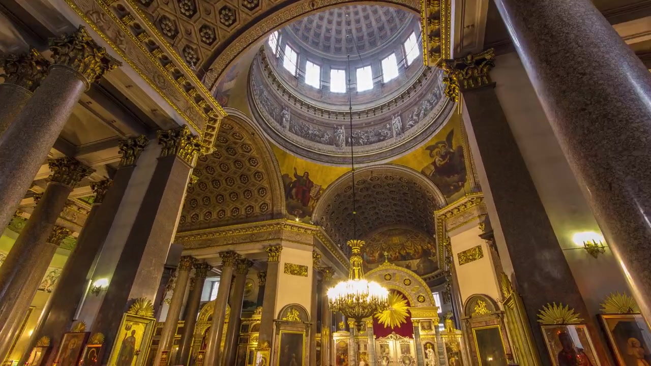 Timelapse e Hyperlapse dell'interno della Cattedrale di Kazan, che mostra colonne intricate, sculture e opere d'arte iconiche di importanti artisti russi. San Pietroburgo, Russia.