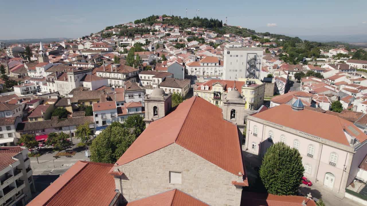 Veduta aerea dall'alto della Cattedrale di Castelo Branco con lo sfondo della città, giornata di sole - Portogallo