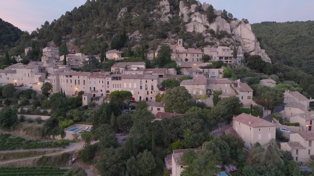 フランス、ヴォクリューズ・プロヴァンスのセギュレ中世の町とブドウ畑のドローン空撮。夕暮れの風景。