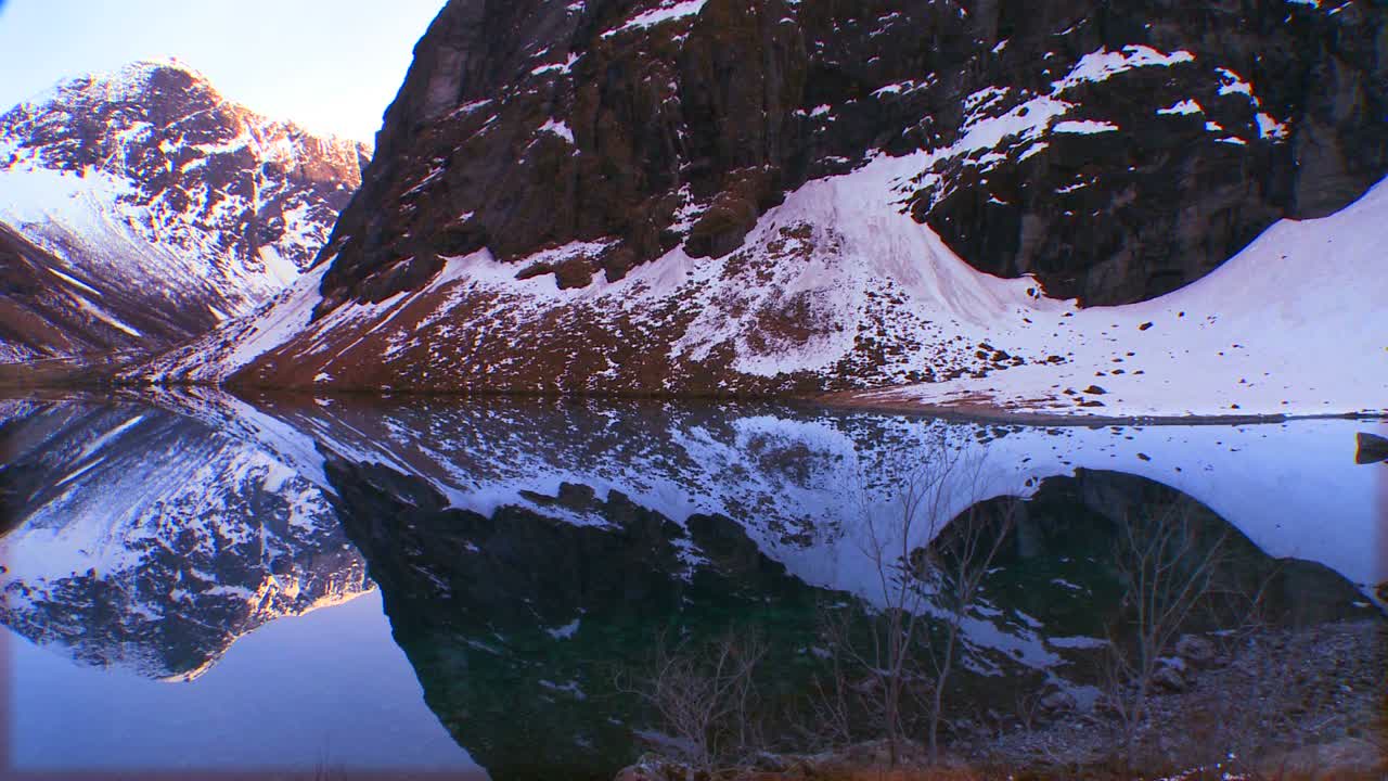 un reflejo perfecto en un fiordo en noruega