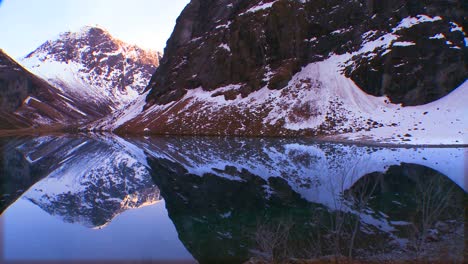 un reflejo perfecto en un fiordo en noruega