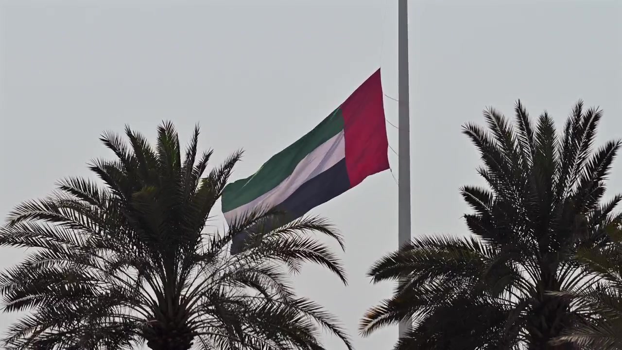 A bandeira dos Emirados Árabes Unidos a meio mastro em homenagem a um período de luto nacional.