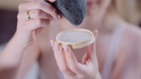 Mujer-Atractiva-Haciendo-Maquillaje-Aplaudiendo-Polvo