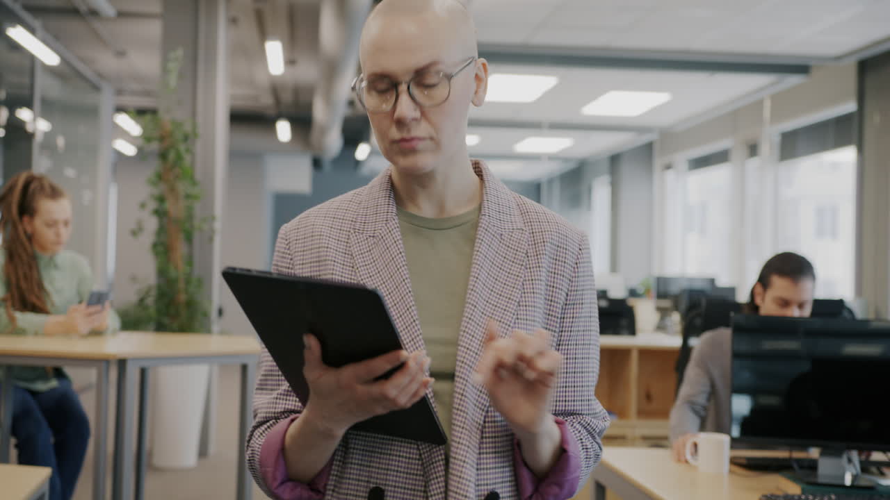 деловая женщина использует планшет в офисе