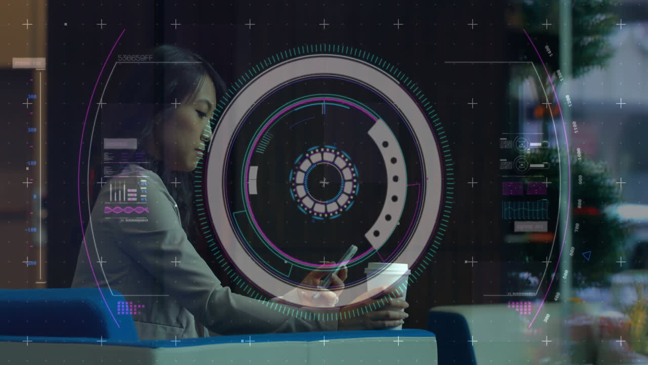 animazione di elaborazione dei dati e scansione della portata su donna biraciale utilizzando smartphone