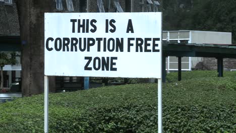 un cartel en la universidad de nairobi en kenia proclama una zona libre de corrupción