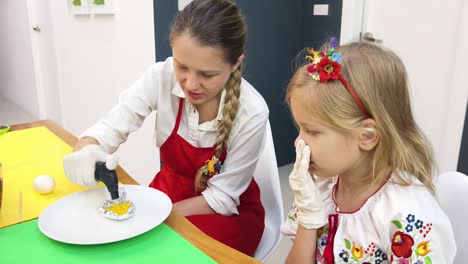 decoración de huevos de pascua con un niño