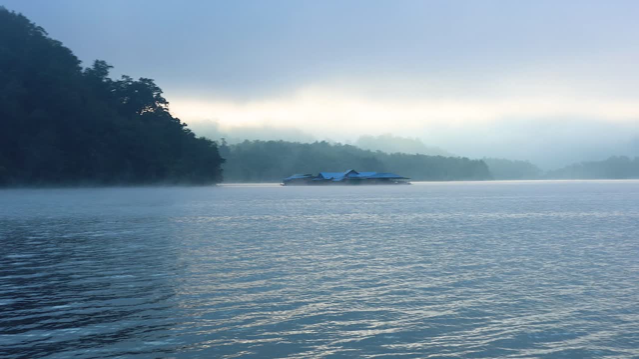 치앙마이 의 산 들 과 함께 흐르는 흐릿 한 강