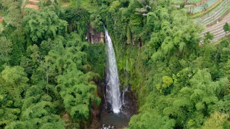 vista aérea de la cascada tropical curug silawe en magelang, java, indonesia