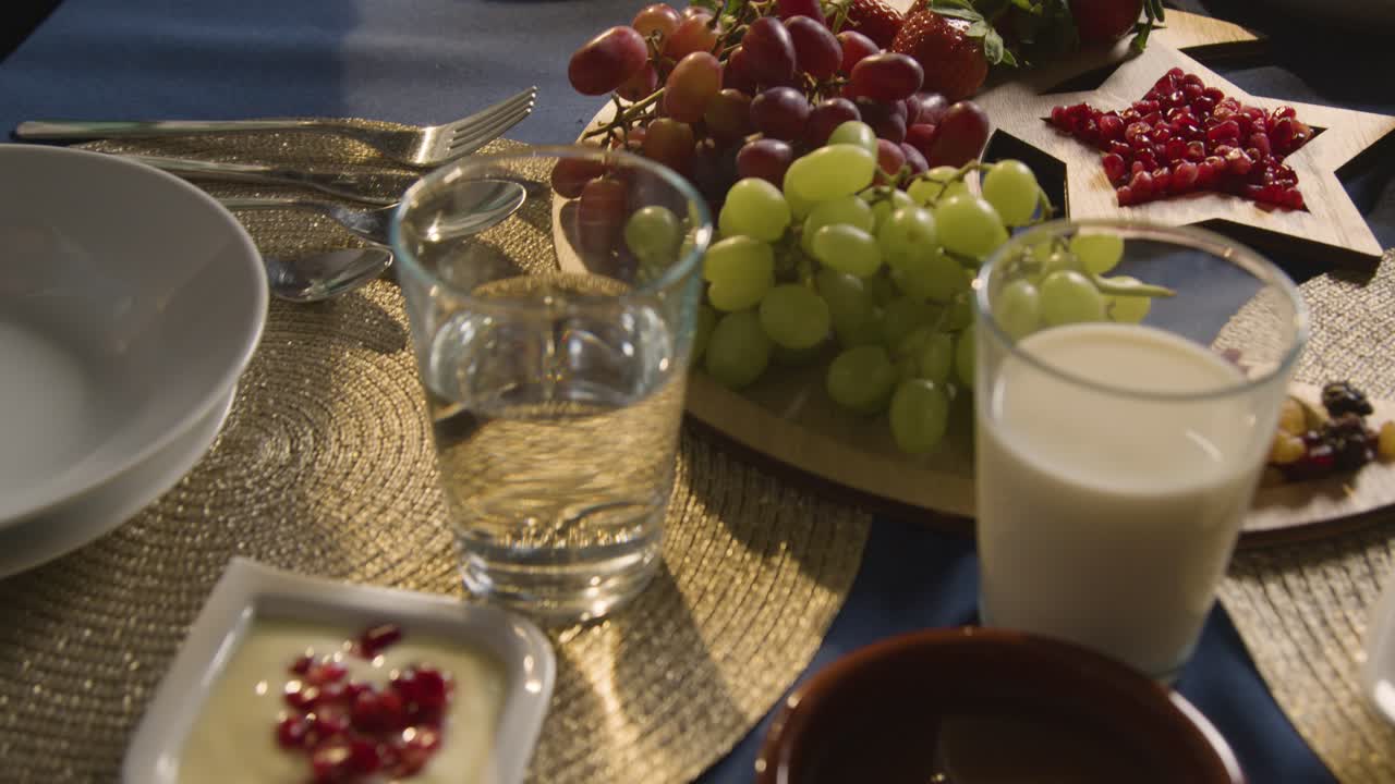 mesa familiar musulmana en casa preparada para la comida iftar rompiendo el ayuno diario durante el ramadán 7