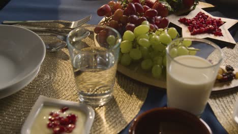 mesa familiar musulmana en casa preparada para la comida iftar rompiendo el ayuno diario durante el ramadán 7