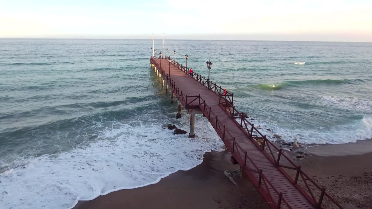 tiro de drone de muelle de madera en el mar, filmado en marbella, málaga, españa