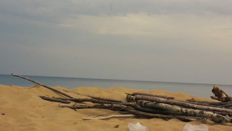 Bolsas-De-Plástico-En-Una-Hermosa-Playa-De-Arena