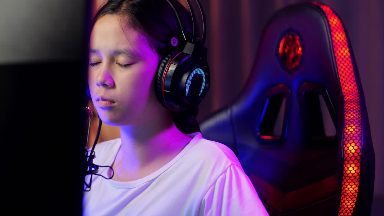 십대 소녀 스트리밍 또는 비디오 게임을하는