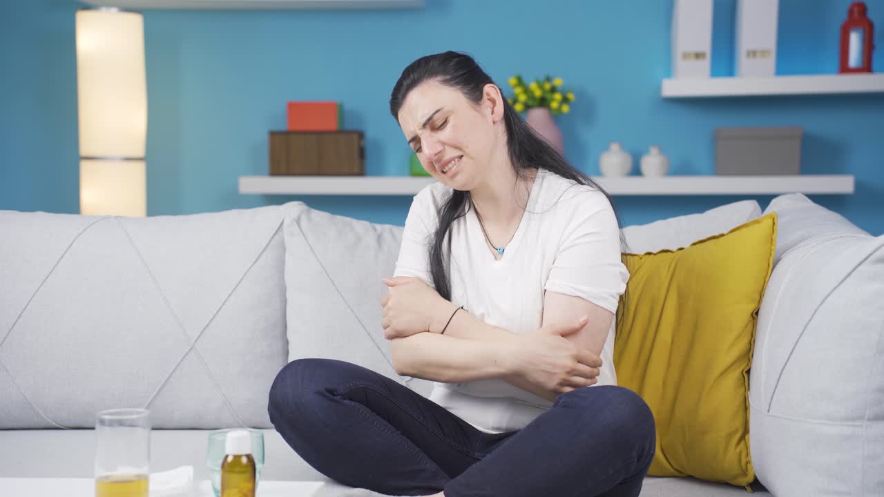 그가 재채기할 때  ⁇ 가 아프는 병든 여자.