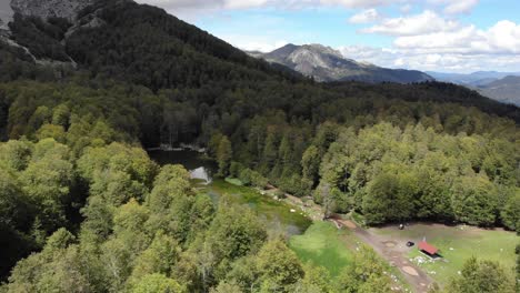 Aufschlussreiche-Drohnenvideoaufnahme,-Alpensee-Moutsalia,-Berg-Gramos,-Griechenland,-Neigung-Nach-Unten