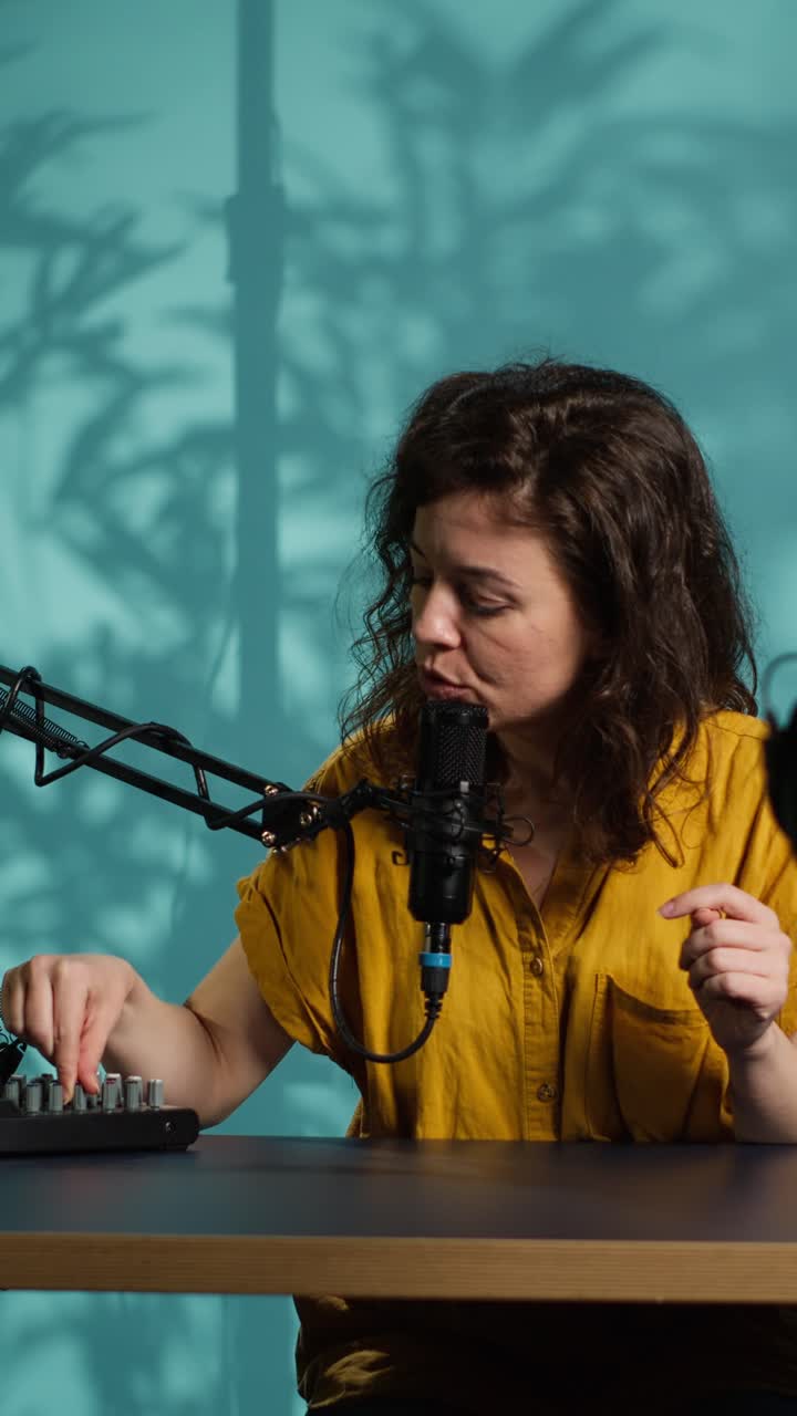 Kvinde, der optager online podcast eller vlog i hjemmestudie