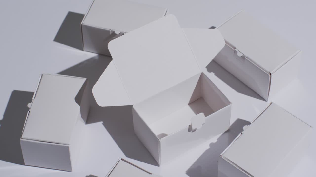 ⁇ 색 배경 위에 복사 공간이 있는 카드보드 상자의 비디오