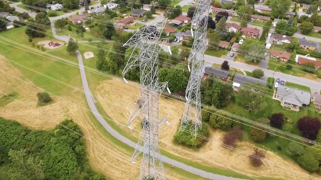 impresionante toma aérea de las líneas eléctricas que atraviesan los suburbios