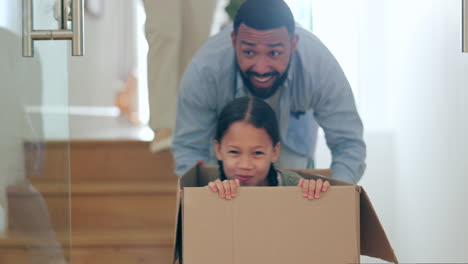 familia feliz, mudándose a una nueva casa jugando con la caja