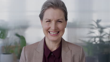 retrato exitosa mujer de negocios de mediana edad jefe riendo disfrutando de la carrera profesional estilo de vida caucásica madura mujer empresaria en la oficina
