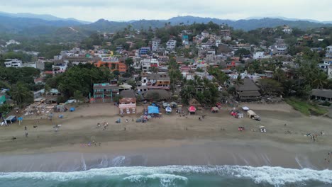 un dron sobrevuela mostrando la playa y el pueblo de sayulita mexico