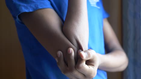 hombre con dolor de codo concepto de alivio del dolor
