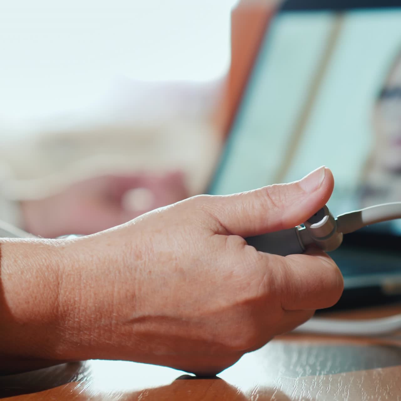 고위 여자는 웹캠을 통해 의사와 상담하고 혈압을 측정합니다 2