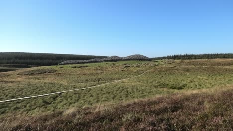 vista lejana de camster long cairn en caithness escocia