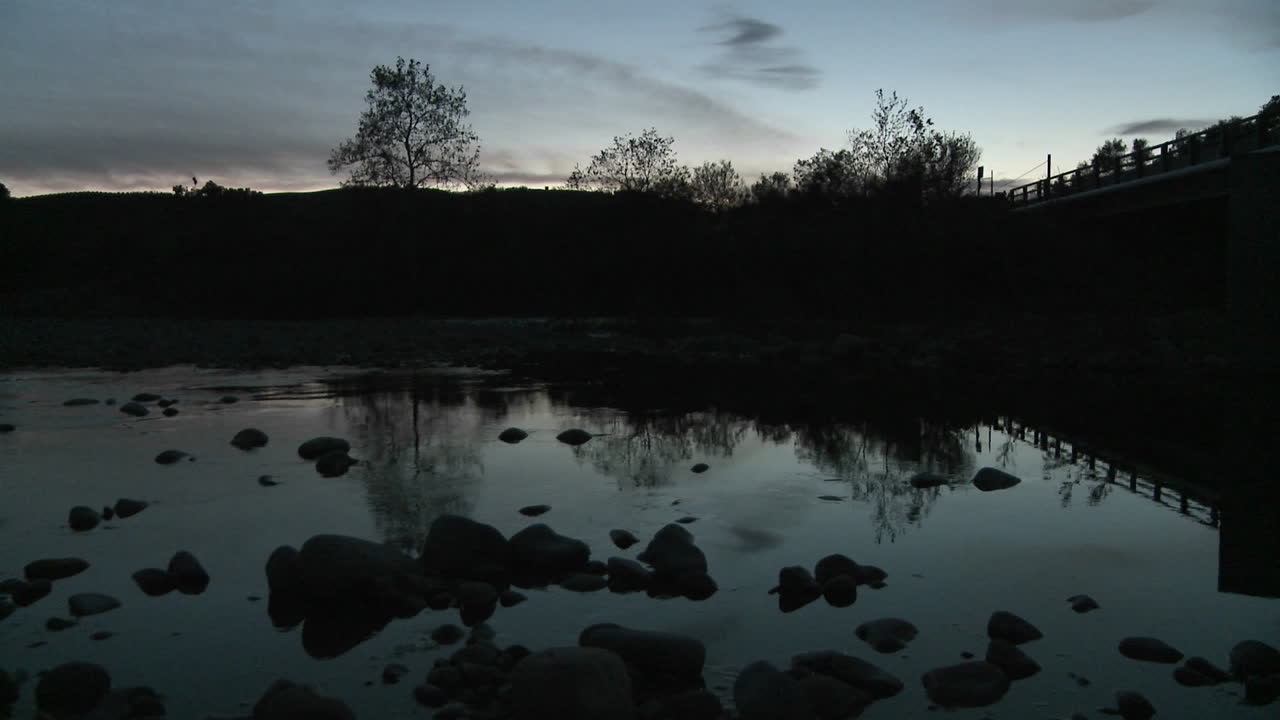 pan ancho al atardecer de la luz que se refleja en el río ventura y el sonido de las ranas en oak view california
