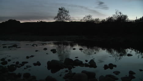 Breite-Pfanne-In-Der-Abenddämmerung-Des-Lichts,-Das-Vom-Ventura-Fluss-Reflektiert-Wird-Und-Das-Geräusch-Von-Fröschen-In-Eichenansicht-Kalifornien