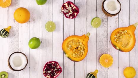 tropos cortados y frutas cítricas moviéndose en filas arriba y abajo en el tema de madera. detener el movimiento