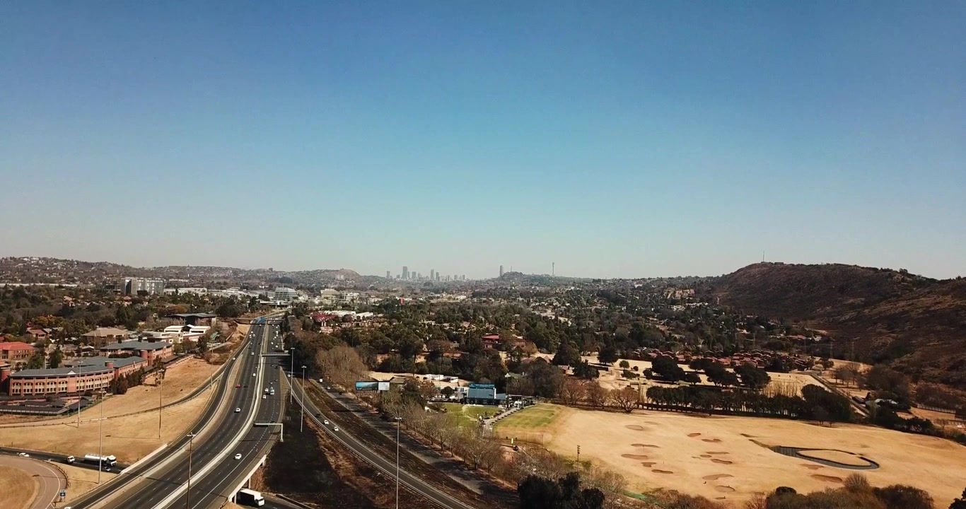 Una splendida vista panoramica della città di Johannesburg dall'interscambio di Gilloolys in Gauteng, East Rand, Sudafrica