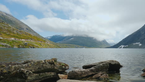 vista de un pintoresco lago de gran altitud en noruega 4k video