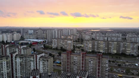 Vista-Aérea-Con-Vistas-A-Antiguos-Edificios-De-Apartamentos-Y-Al-Sistema-De-Metro,-En-El-Barrio-Del-Gueto-De-Troieshchyna,-Durante-La-Puesta-De-Sol,-En-Kiev,-Ucrania---Pan,-Disparo-De-Drone