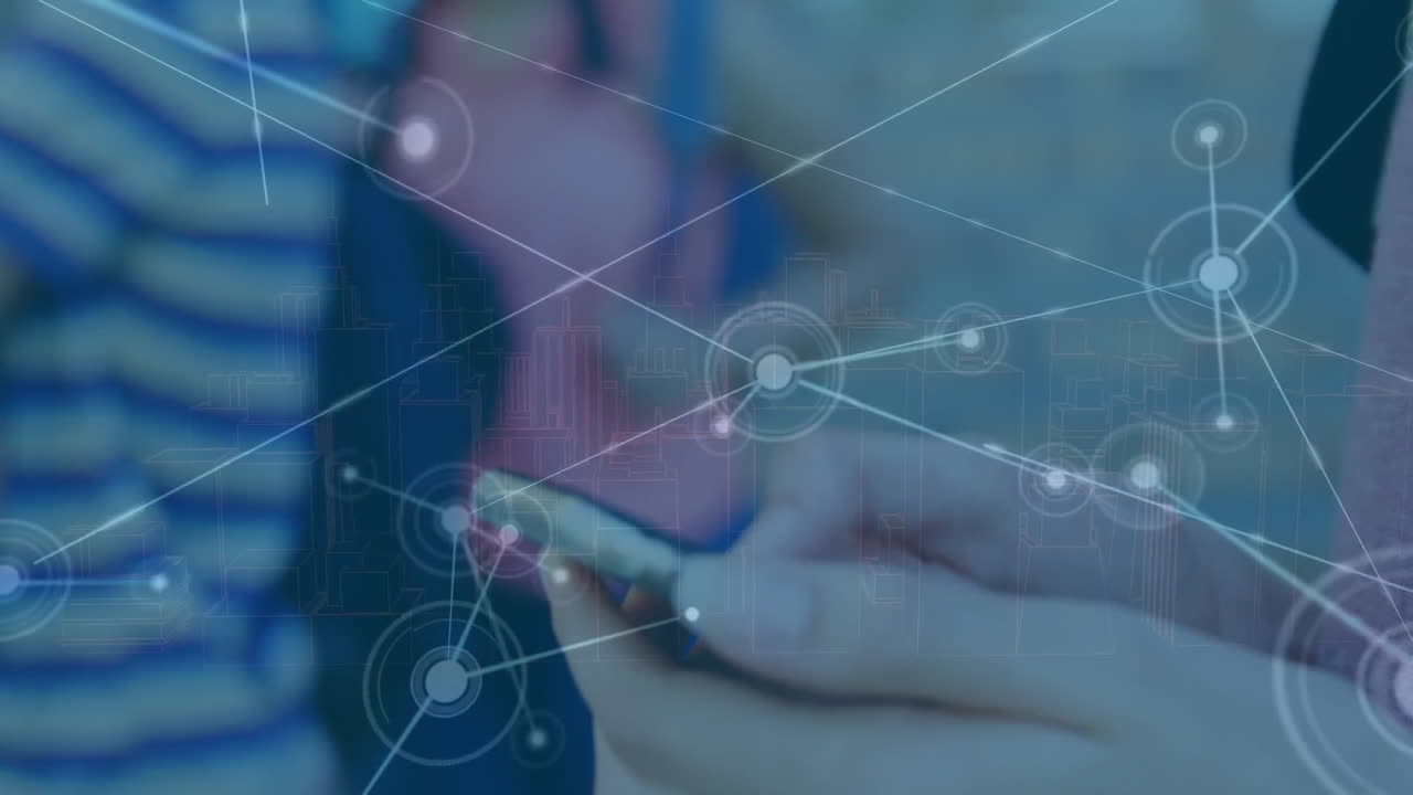 animación de la red de comunicación a través de una estudiante caucásica que utiliza un teléfono inteligente
