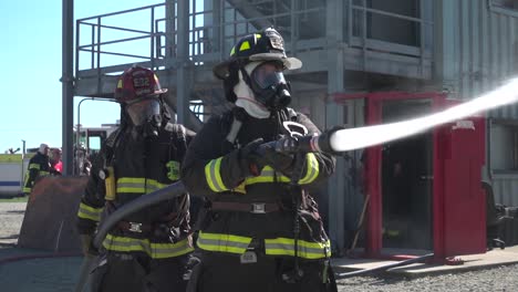 Feuerwehrleute-Der-Bundeswehr-Gehen-In-Ein-Brennendes-Gebäude