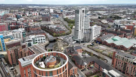 La-Ciudad-De-Leeds,-Reino-Unido,-Retira-La-Antena-Aérea-De-Drones-Y-Revela-El-Revés-Sobre-Un-Bloque-De-Apartamentos-Redondo