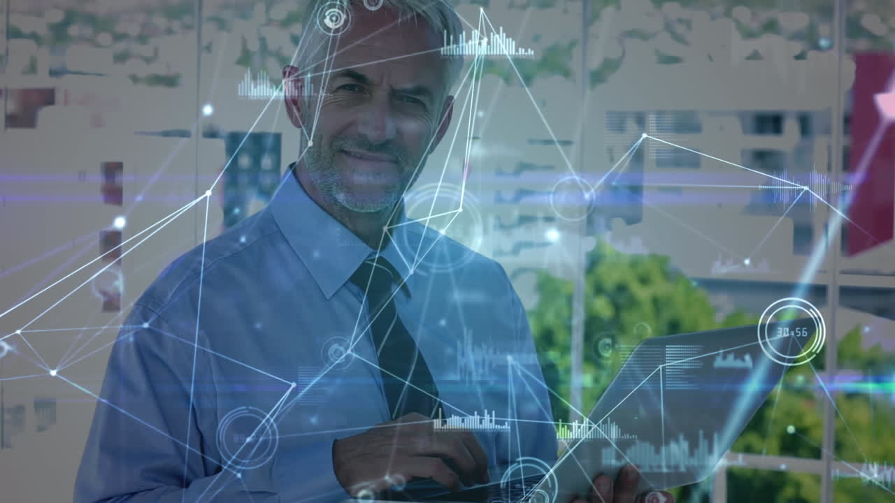 animación de puntos que se conectan con líneas y gráficos sobre hombre de negocios caucásico usando portátil en la oficina.