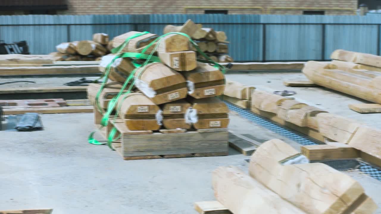 목조 오두막 건설 현장