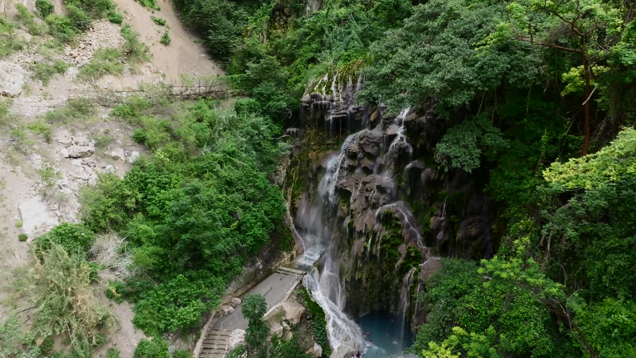 la cascada de la gloria y el cañón de mezquital en grutas tolantongo, méxico