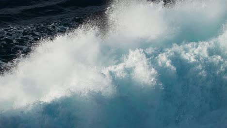 Die-Beruhigende-Symphonie-Des-Wildwassers,-Das-Harmonisch-Plätschert-Und-Eine-Meditative-Flucht-Bietet