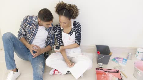 Young-couple-sit-and-listen-to-music