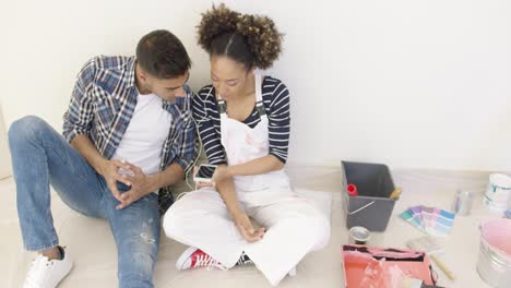 pareja joven sentarse y escuchar música