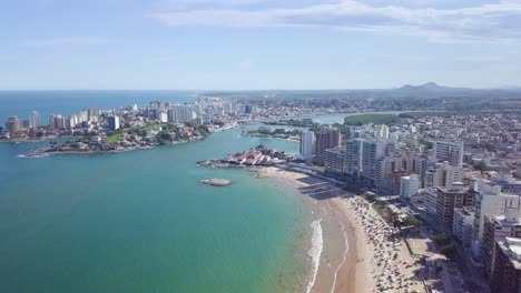 Statische-Drohnenaufnahmen-Des-Praia-Do-Morro-In-Guarapari,-Brasilien,-Einer-Sonnigen-Tropischen-Stadt