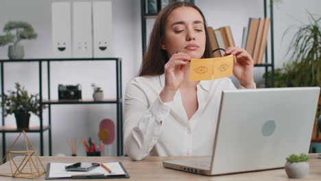 Mujer-De-Negocios-Ineficiente,-Cansada-Y-Perezosa-Que-Trabaja-Durmiendo-En-Una-Computadora-Portátil-Con-Pegatinas-En-Los-Ojos-En-La-Cara