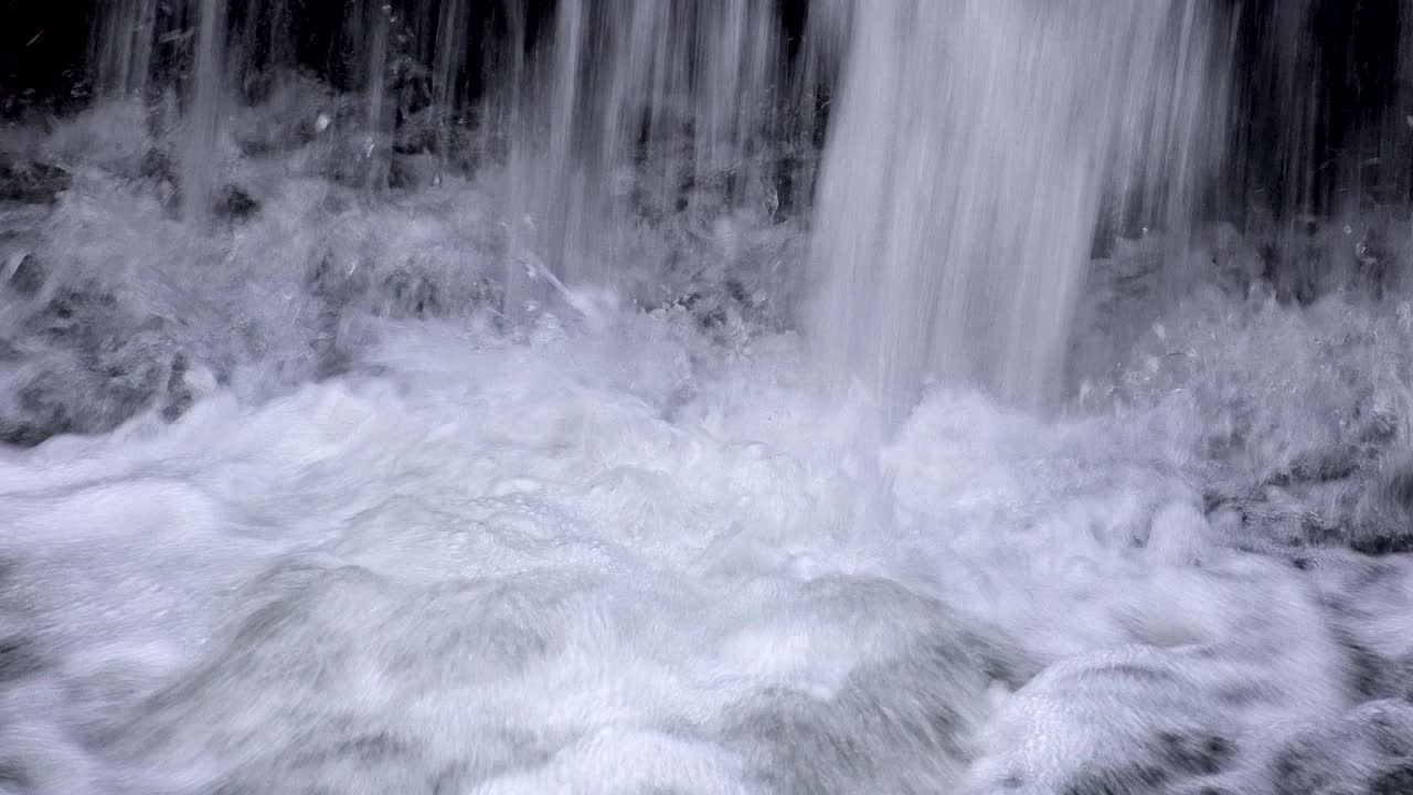하수구에서 흐르는 독성 물, 클로즈업, 루프 백가운드