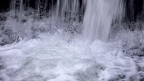 agua tóxica que fluye de las alcantarillas, primer plano, bucle de fondo