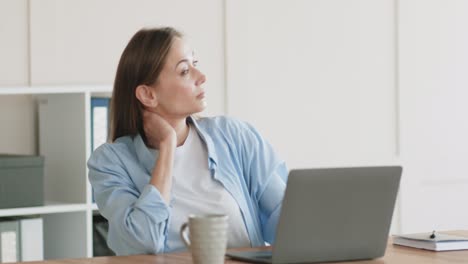 mujer trabajando en su escritorio